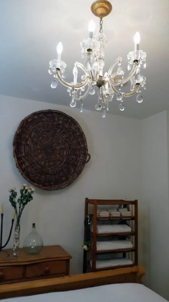 Chandeliers and Statement Fixtures That Transform Rooms Chandeliers and Statement Fixtures That Transform Rooms