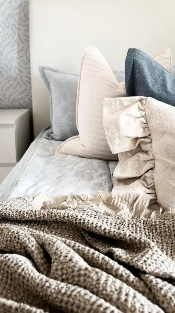 Statement Pillows and Throws That Transform Spaces Statement Pillows and Throws That Transform Spaces