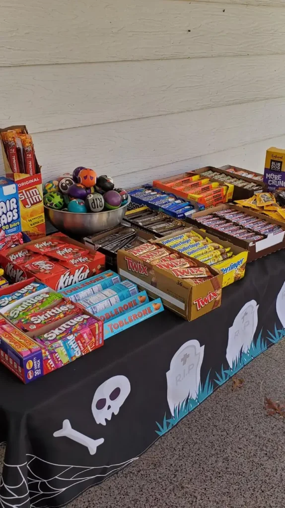 DIY Halloween Candy Stations  DIY Halloween Candy Stations