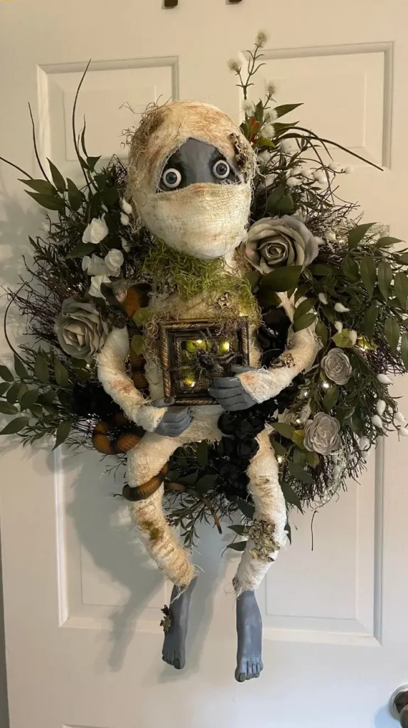 DIY Halloween mummy door DIY Halloween mummy door