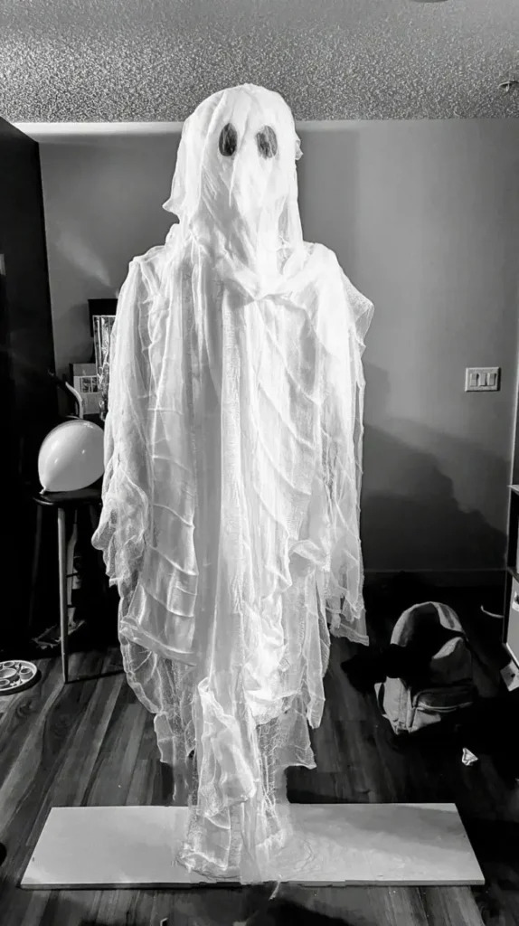 Entryway cheesecloth ghosts DIY Halloween Entryway cheesecloth ghosts DIY Halloween