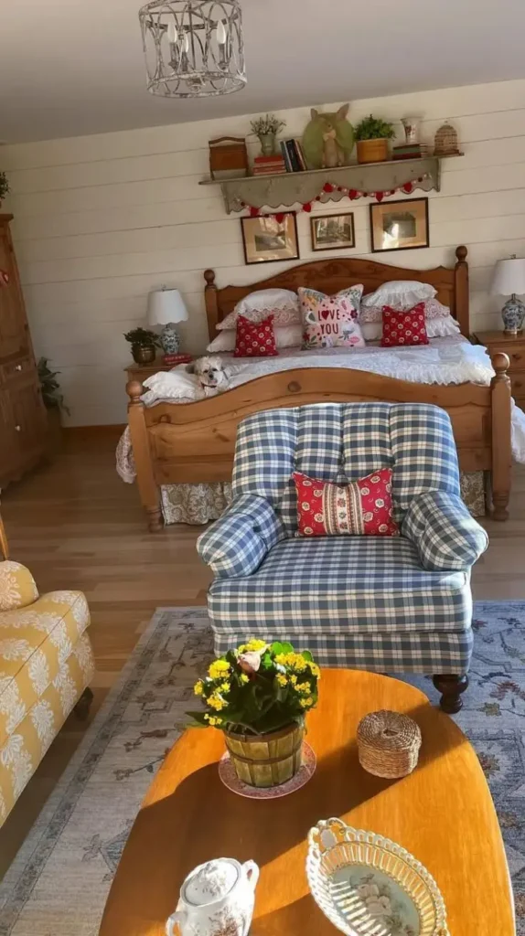 earthy cottage Home Decor Cottage-Style Bedrooms