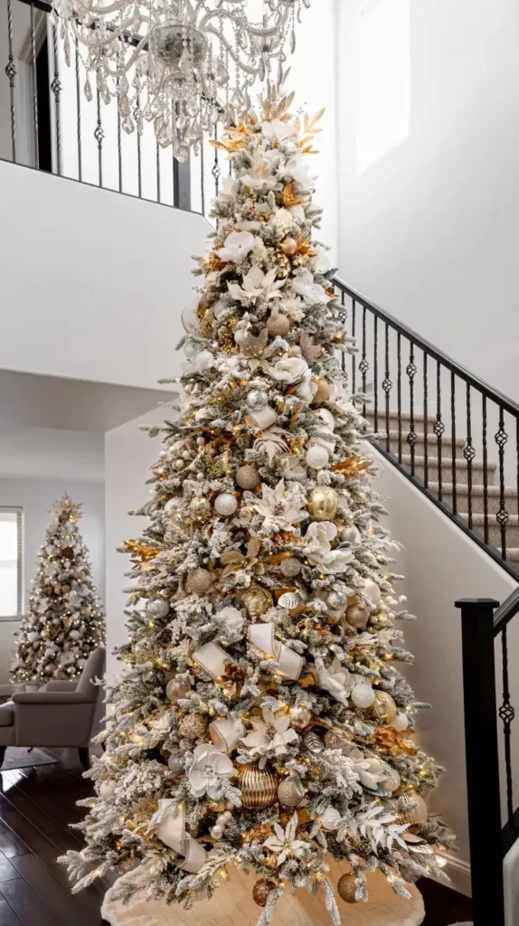Elegant White and Gold Christmas Tree Elegant White and Gold Christmas Tree