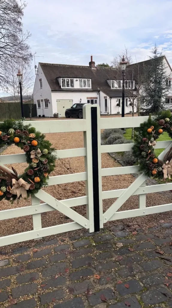 Wooden Fence Decorating Ideas 